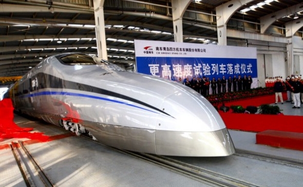 Muncitori chinezi dezvăluie noul tren de mare viteză, capabil de a ajunge la viteze de până la 496 de km pe oră, în timpul unei ceremonii în Qingdao, China pe 23 decembrie 2011