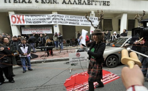 Membrii unei trupe de teatru în faţa Ministerului Sănătăţii în timpul unui protest împotriva reducerilor din sistemul de sănătate socială pe 13 martie.