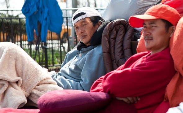 Yeshi Tenzing (stânga), unul dintre greviştii foamei în faţa Naţiunilor Unite pe 13 martie.