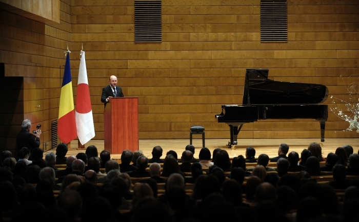 Preşedintele Traian Băsescu la ceremonia de comemorare a victimelor cutremurului din estul Japoniei. (presidency.ro)