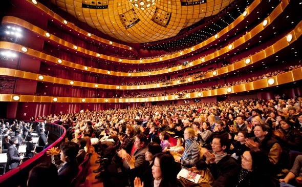 Publicul priveste spectacolul Shen Yun Performing Arts la Lincoln Center.