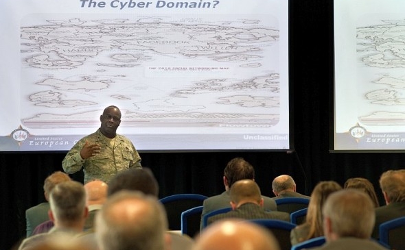 Generalul US Air Force, Gregory L. Brundidge (stânga), vorbeşte la Conferinţa Cyber Defense/Information Assurance la Centrul de Conferinţe Rogers, Patch Barracks în Stuttgart, Germania, în februarie 2011.
