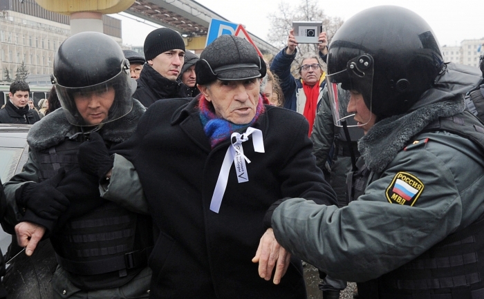 Trupe speciale din Rusia, arestând un protestatar în vârstă în Moscova, 18 martie 2012, în afarastaţiei de TV Ostankino