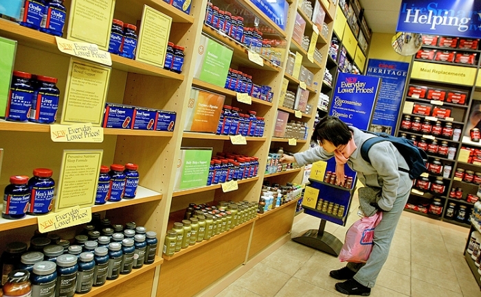 Rafturi pline cu borcane de vitamine (Chris Hondros / Getty Images)