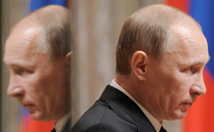 Vladimir Putin, reflectat pe o suprafaţă lucioasă, în timpul unei conferinţe despre sănătate şi dezvoltare socială în Moscova, 16 martie 2012