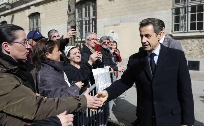 Preşedintele Nicolas Sarkozy le-a adus un omagiu victimelor atacului de la Toulouse, la o şcoală din Paris. (ERIC FEFERBERG / AFP / Getty Images)