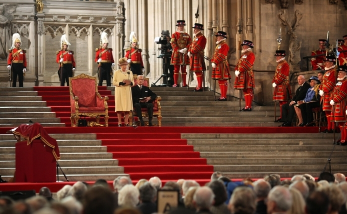 Elisabeta a II-a a Marii Britanii, în vârstă de 85 de ani, îmbrăcată într-un costum  galben deschis, cu pălărie asortată, s-a adresat camerelor reunite ale  legislativului, într-o ceremonie marcată atât de splendoare, cât şi de  tonul relaxat pe care l-a adoptat pentru a trece în revistă cele şase  decenii petrecute pe tron, Londra, 20 martie 2012.