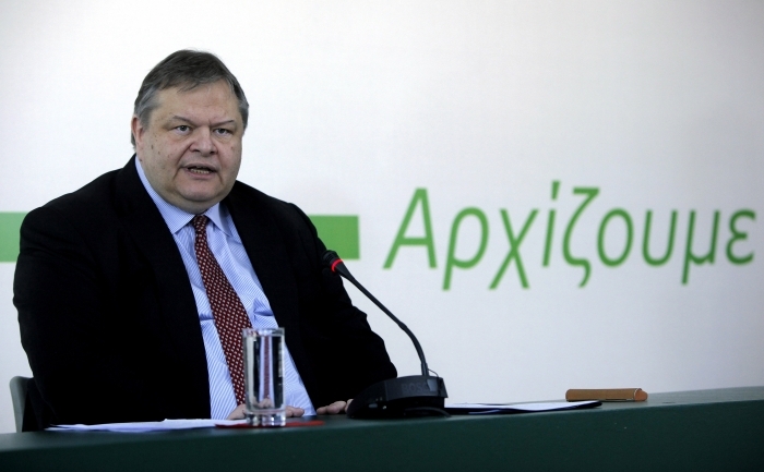 Fostul ministru grec de finanţe Evangelos Venizelos, şi-a dat demisia pentru a prelua conducerea partidului socialist PASOK.