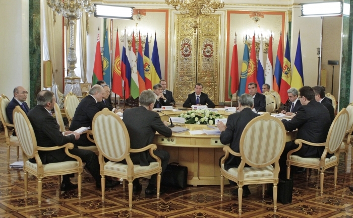 Preşedintele rus Dmitri Medvedev (C) prezidează o întâlnire a liderilor statelor ex-sovietice, Moscova, 19 martie 2012.