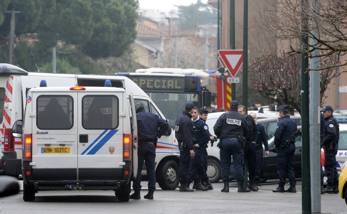 Zeci de ofiţeri de poliţie francezi au înconjurat miercuri dimineaţă o  locuinţă din apropiere de Toulouse, încercând să convingă suspectul  pentru atacurile armate din ultimele săptămâni să se predea. (ERIC CABANIS / AFP / Getty Images)