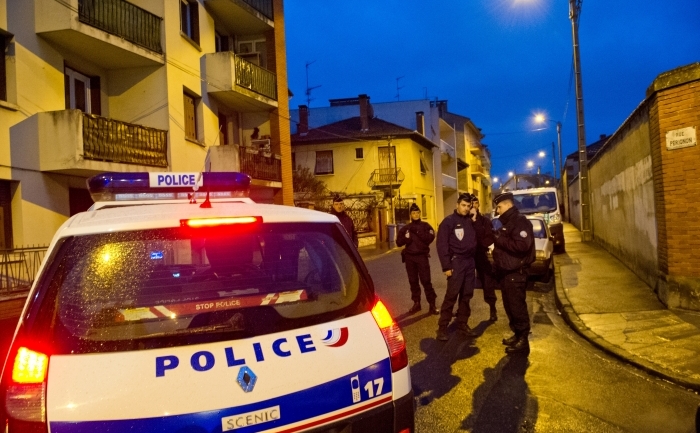 Zeci de ofiţeri de poliţie francezi au înconjurat miercuri dimineaţă o  locuinţă din apropiere de Toulouse, încercând să convingă suspectul  pentru atacurile armate din ultimele săptămâni să se predea. (Getty Images)