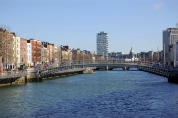 Podul Ha'penny peste râul Liffey din Dublin. Podul a fost numit "Podul jumătate Penny," deoarece taxa de trecere a fost în trecut o jumătate de penny.