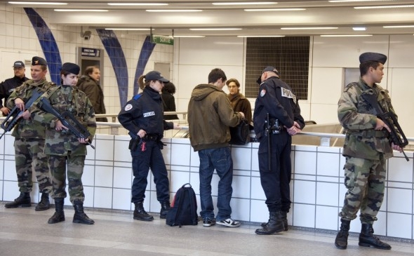 Soldaţii şi poliţiştii verifică un pasager în metrou, la o zi după incidentul petrecut la şcoala "Ozar Hatorah", pe 20 martie 2012, în Toulouse, sud-vestul Frantei. (Pascal Pavani / AFP / Getty Images)