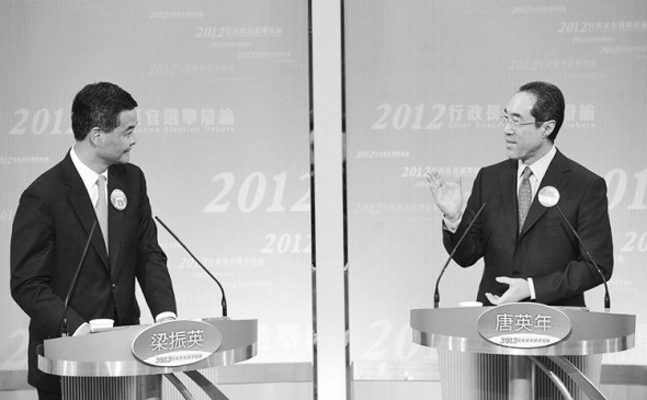 Henry Tang (dreapta), gesticulează către Leung Chun-Ying (stânga), la forumul executiv al candidaţilor, în Hong Kong, pe 16 martie. (Sing Tao / AFP / Getty Images)