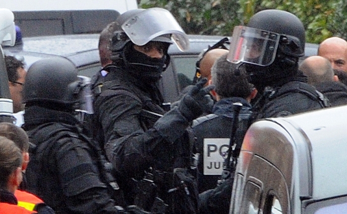Trupele speciale ale poliţiei franceze la Toulouse,  în apropiere de zona în care se află bărbatul suspectat că ar fi ucis trei militari şi alte patru persoane. (PASCAL GUYOT / AFP / Getty Images)