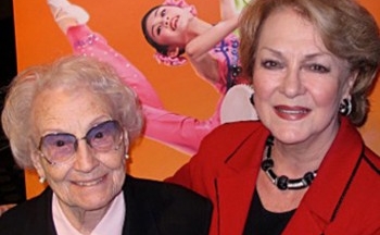 Distinsa cantareata de camera, Karan Armstrong impreuna cu mama sa in varsta de 97 de ani, Pearl Armstrong la spectacolul Shen Yun