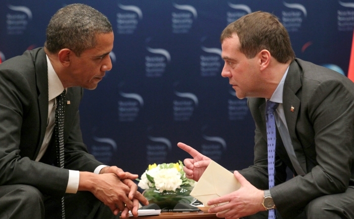 Preşedintele american, Barack Obama, vorbeşte cu omologul său rus, Dimitri Medvedev, pe 26 martie 2012, la sumitul nuclear de luni din Seoul.