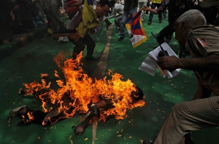 Exilatul tibetan, Jampa Yeshi, 27 de ani, înconjurat de flăcări  înaintea vizitei preşedintelui Chinei, Hu Jingtao, în capitala îndiei,  New Delhi, pe 26 martie 2012.