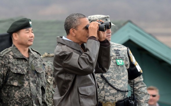 Preşedintele Barack Obama priveşte sper Coreea de Nord din Postul de Observaţie Ouellette aflat în zona demilitarizată, care separă cele două Coree, 25 martie 2012 (Yonhap News via  / Getty Images)