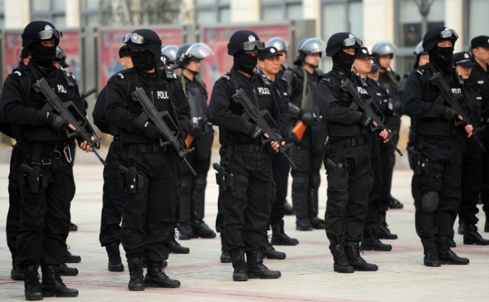 O echipă a forţelor speciale chineze se adună pentru a face o demonstraţie de forţă în oraşul Hefei, provincia Anhui, martie 2011.