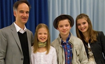 Armin Junghard împreună cu copiii, Berenike, Benjamin şi Beatrix, la spectacolul Shen Yun Performing arts în Zurich