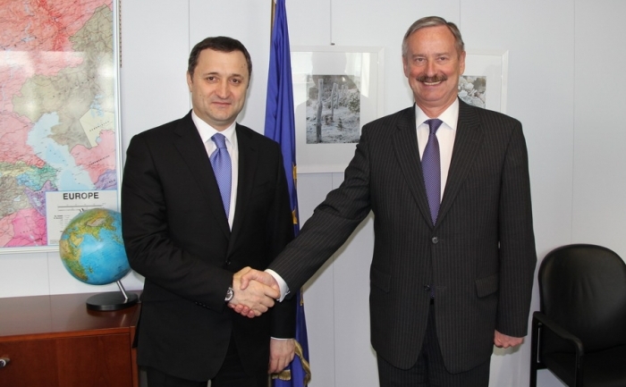 Premierul moldovean Vlad Filat(ST) s-a întîlnit la Bruxelles cu  vicepreşedintele Comisiei Europene, Siim Kallas(DR), comisar european pentru  mobilitate şi transport, 27 martie 2012. (www.gov.md)