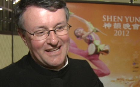 Preotul Theo Flury vorbeste despre experienta sa dupa vizionarea spectacolului Shen Yun in Zurich. (Courtesy of NTD Television)