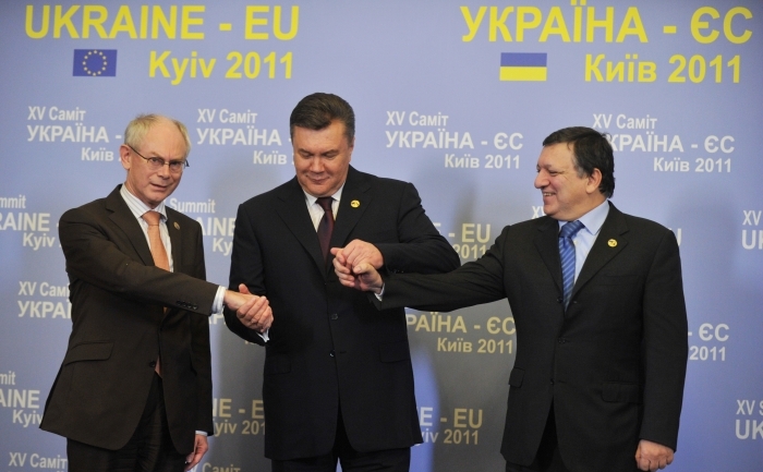 Preşedintele UE, Herman Van Rompuy(ST), preşedintele ucrainean Viktor Ianukovici (C) şi şeful comisiei europene Jose Manuel Barroso(DR) înaintea discuţiilor de la Kiev, 19 dec 2011.