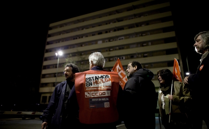Sindicatele spaniole organizează joi o grevă generală pentru a protesta  faţă de reformele de pe piaţa muncii, prin care guvernul doreşte să  reducă rata şomajului. La Madrid demonstranţii se adună în faţa depoului de autobuze Chamartin purtând sloganul „Suntem în grevă”, 29 martie 2012. (Pablo Blazquez Dominguez / Getty Images)