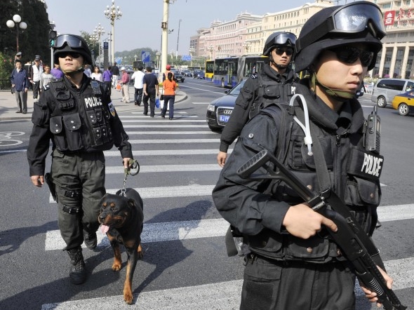 Patrulă de poliţie pe o stradă principală din centrul oraşului Beijing, pe 24 septembrie 2009.
