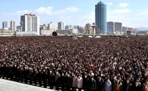Fotografie publicată de agenţia comunistă de ştiri pe 25 martie, înfăţişând Piaţa Kim Ir Sen din Phenian plină de oameni, cu prilejul comemorării a 100 de zile de la moartea dictatorului comunist Kim Jong Il. (AFP / Getty Images)