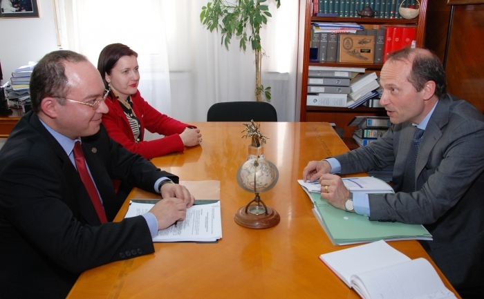 Secretarul de stat Bogdan Aurescu(ST) a avut o întrevedere cu directorul FRA, Morten Kjaerum(DR), Bucureşti, 30 martie 2012.