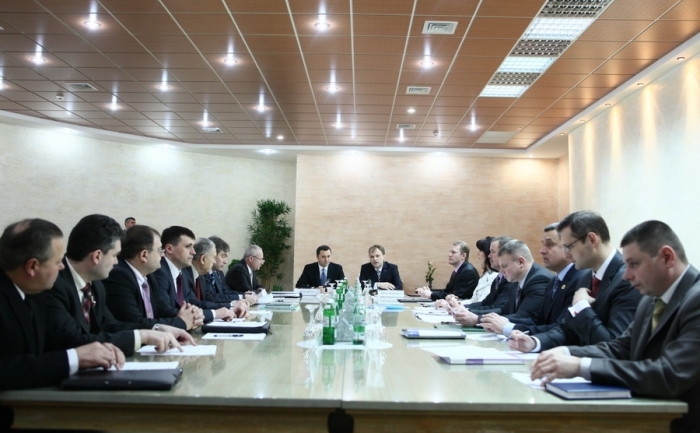 La Tiraspol a avut loc o şedinţă de lucru a grupurilor de experţi privind  reglementarea transnistreană cu participarea premierului moldovean Vlad Filat  şi a lui Evghenii Şevciuk, 30 martie 2012. (www.gov.md)