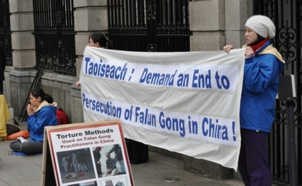 Aderenţi Falun Gong demonstrează în faţa biroului premierului irlandez Enda Kenny, înaintea vizitei acestuia în China (Martin Murphy / The Epoch Times)