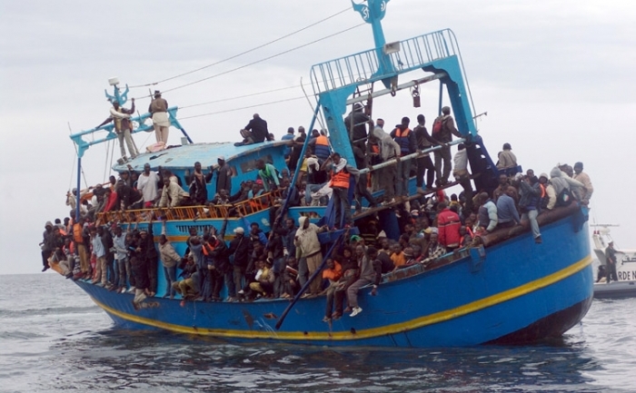 Imigranţi africani naufragiaţi pe o barca venind din Libia, aşteaptă serviciile de salvare, în apropiere de Sfax, pe coasta tunisiană, pe 4 iunie 2011. (Hafidh / AFP / Getty Images)