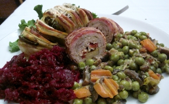 Rulou din cotlet de porc, cartofi cu brânză la cuptor, garnitură de mazăre cu ciuperci (Maria Baciu)