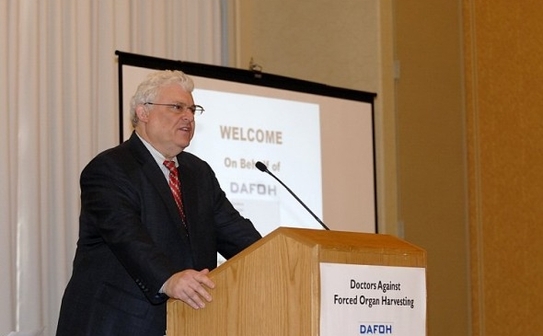 Fotografie a profesorului Arthur Caplan, directorul Centrului de Bioetică de la Universitatea din Pennsylvania, la seminarul  ţinut de organizaţia "Doctori Împotriva Recoltării Forţată de Organe " (DAFOH) la Medical Crossroads din Philadelphia, la 1 mai 2011. (The Epoch Times)