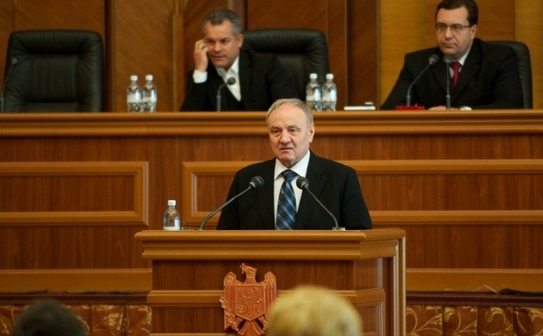 REPUBLICA MOLDOVA, CHIŞINĂU: Noul preşedinte ales, Nicolae Timofti,  în parlament, în capitala Chişinău, pe 16 martie 2012, la scurt  timp după sondajul prezidenţial. Parlamentul Republicii Moldova l-a ales  astăzi pe judecătorul Nicolae Timofti ca preşedinte, punând capăt unui  impas politic care a lăsat ţara fără un şef the stat timp de aproape  trei ani. (AFP PHOTO / VADIM DENISOV)