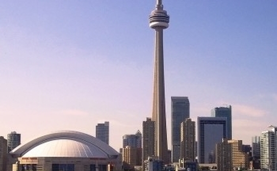 O vedere magnifică a oraşului Toronto şi portului Harbourfront Center, una din mai multele fotografii luate în timpul unui tur cu barca din port prin insulele sale, canale, şi lagune. (Terri Hirsch)