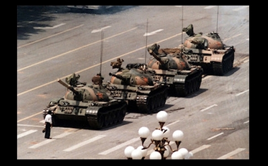 'Tank Man', poză simbolică a masacrului din Piaţa Tiananmen din Beijing făcută pe 5 iunie 1989. (www.wikipedia.org)