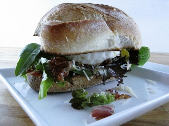 Sandviş cu şuncă, ou şi brânză (Maria Baciu / Epoch Times)