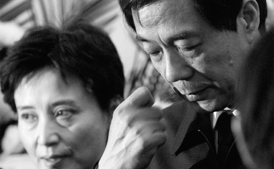 Bo Xilai şi soţia lui, Gu Kailai. Se crede că Bo este primul 'oficial gol' al Chinei - oficialii goi sunt cei care şi-au mutat familia şi toate averile în străinătate.