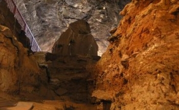 Vedere a unei porţiuni excavate a intrării în Peştera Wonderwerk