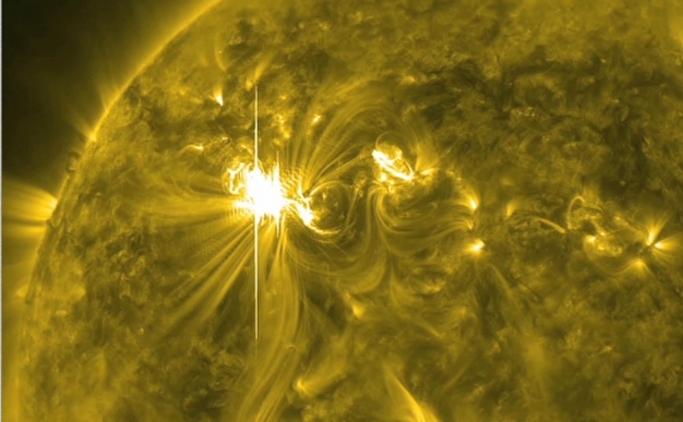 Erupţie solară (SDO via Getty Images)