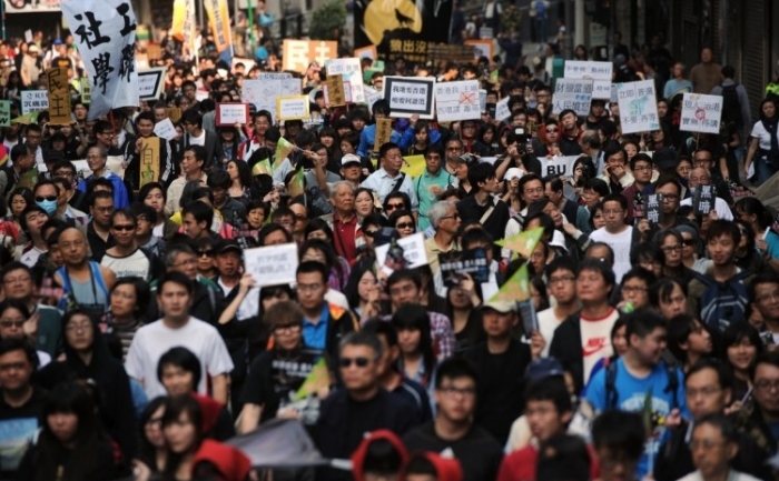 Mii de manifestanţi şi activişti pro-democraţie în timpul unui marş în Hong Kong, 1 aprilie 2012. Marşul denunţa sistemul electoral al guvernului şi alegerea lui Leung Chun-ying - considerat marioneta Chinei - în postul de lider.