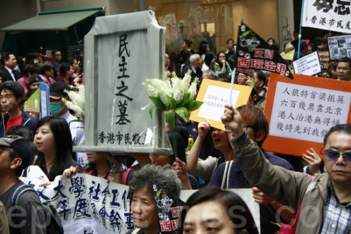 Studenţi purtând o pietră funerară, simbol al morţii democraţiei în Hong Kong