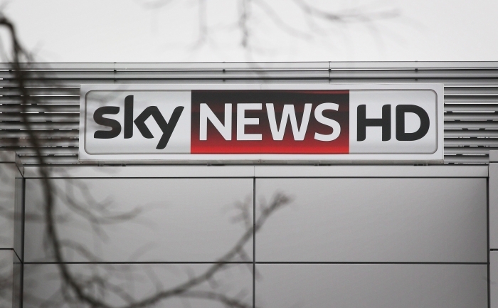 Sigla postului TV, Sky News, pe clădirea sediului din Osterley Park, Anglia.