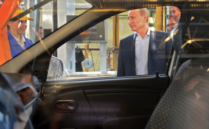Primul-ministru rus Vladimir Putin, la fabrica AvtoVAZ, cel mai mare producător auto din Rusia. (ALEXEY DRUZHININ / AFP / Getty Images)