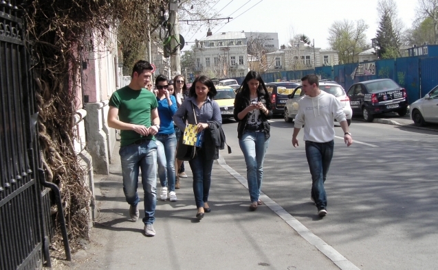 Tineri români pe stradă.