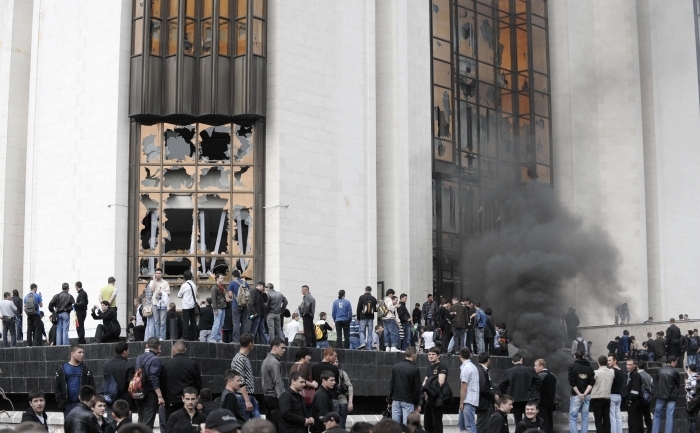 Protestatarii de la Chişinău s-au adunat în faţa sediului Preşedinţiei, 7 aprilie 2009. Protestele, care au început paşnic, au degenerat, clădirile Parlamentului şi Preşedinţiei fiind incendiate.(arhivă)